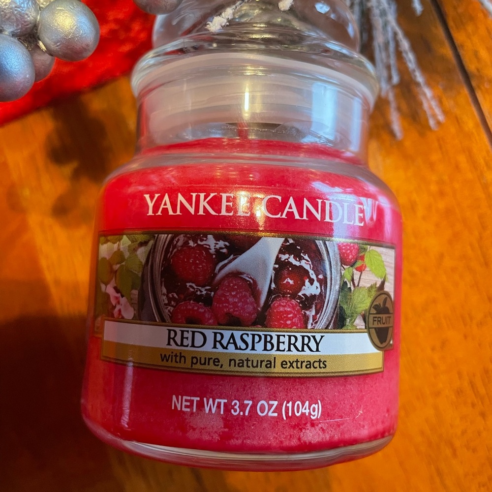 Yankee Candle Red Raspberry Jar Candle New - Picture 2 of 5